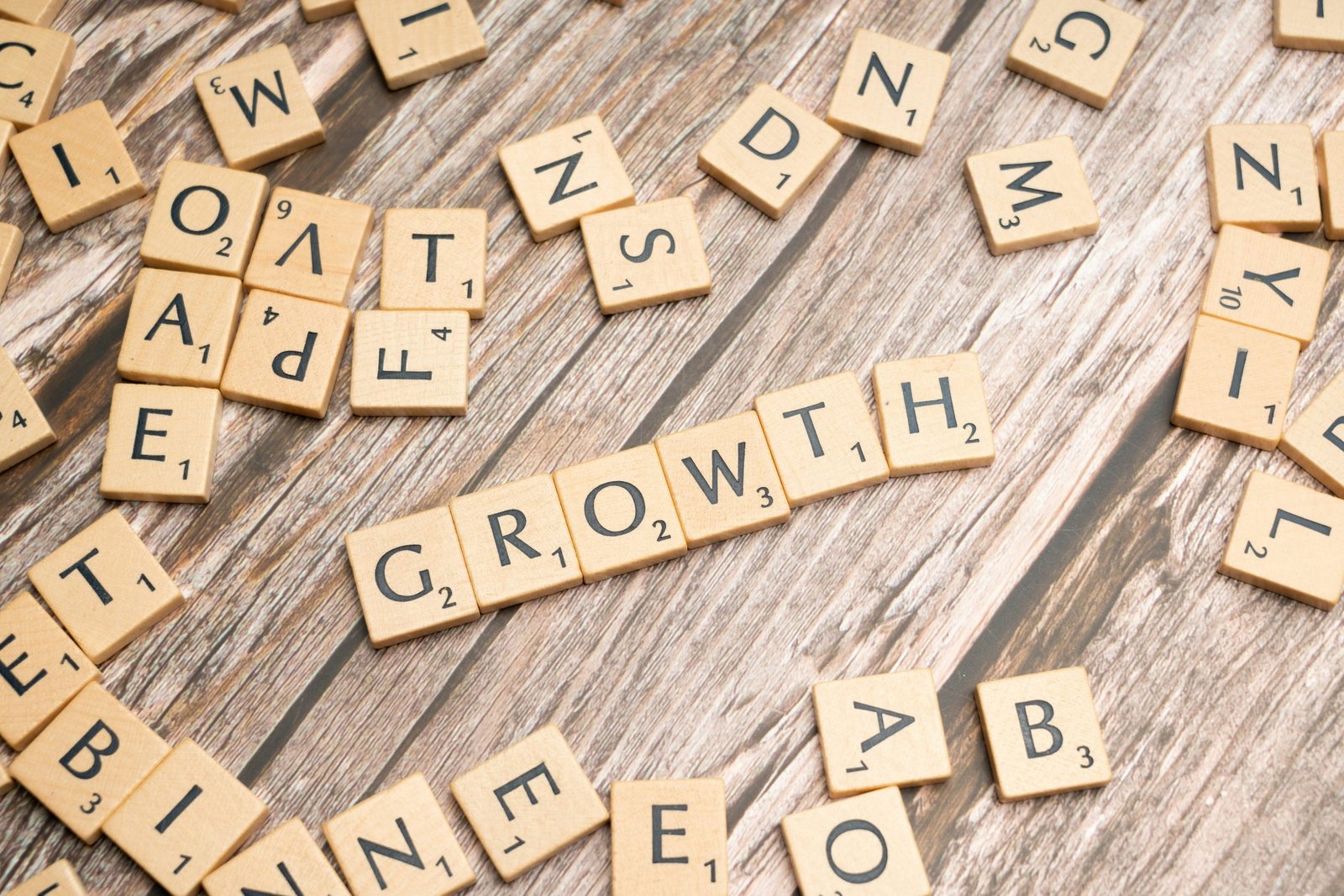Scrabble pieces spelling GROWTH